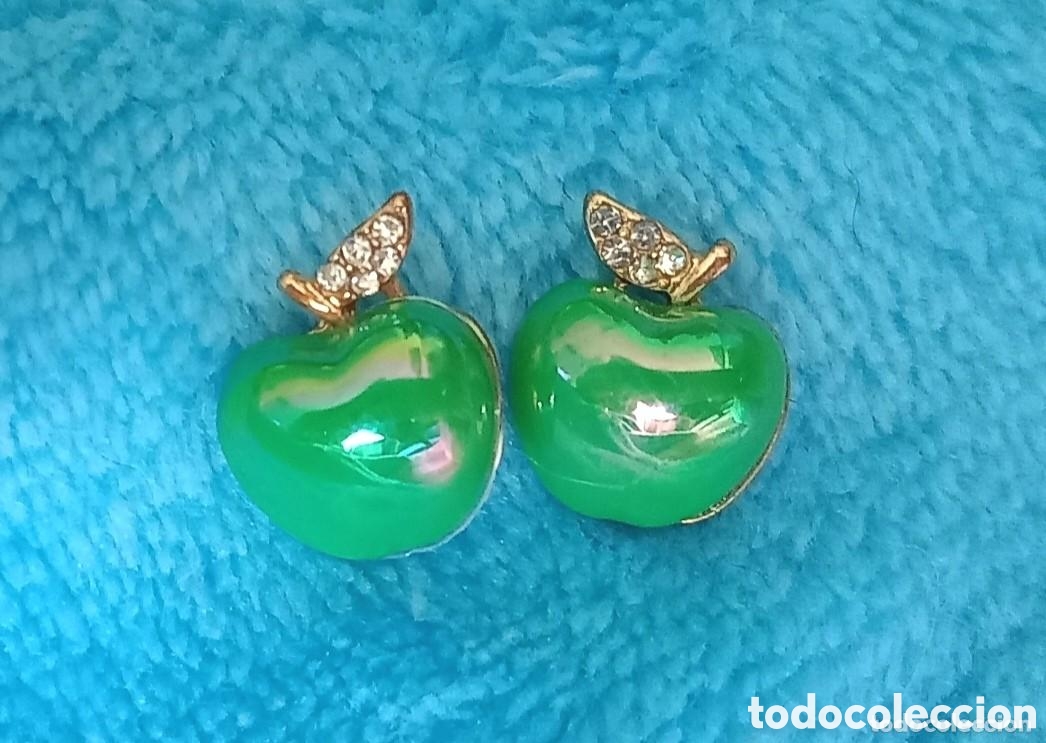 Joyeria: Originales pendientes de bot&oacute;n manzana (frutas) simil perla verde sint&eacute;tica esmaltada con incrustaci