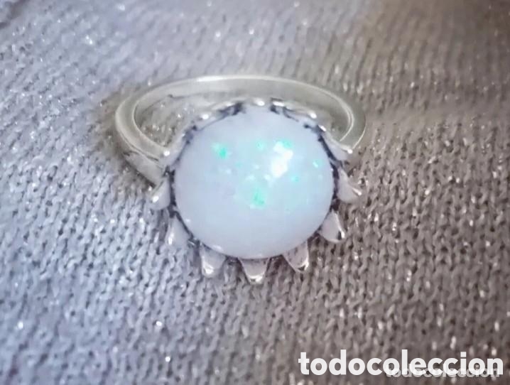 Joyeria: Original anillo color plata vieja con &oacute;palo de fuego blanco circular. 17, 5mm di&aacute;m x 1,5cm de esfera