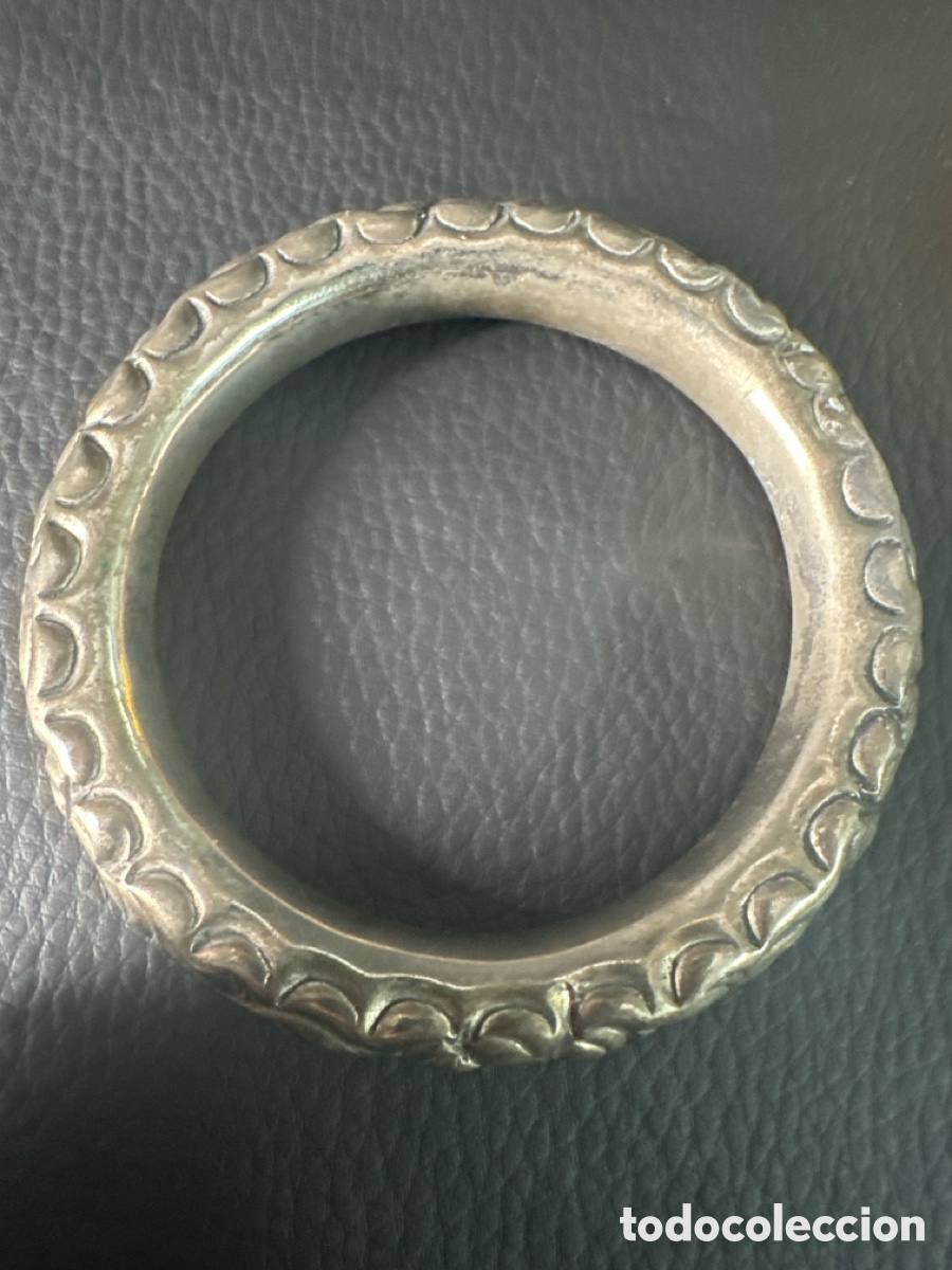 Joyeria: Antiguo brazalete de metal plateado con relieves realizados a mano