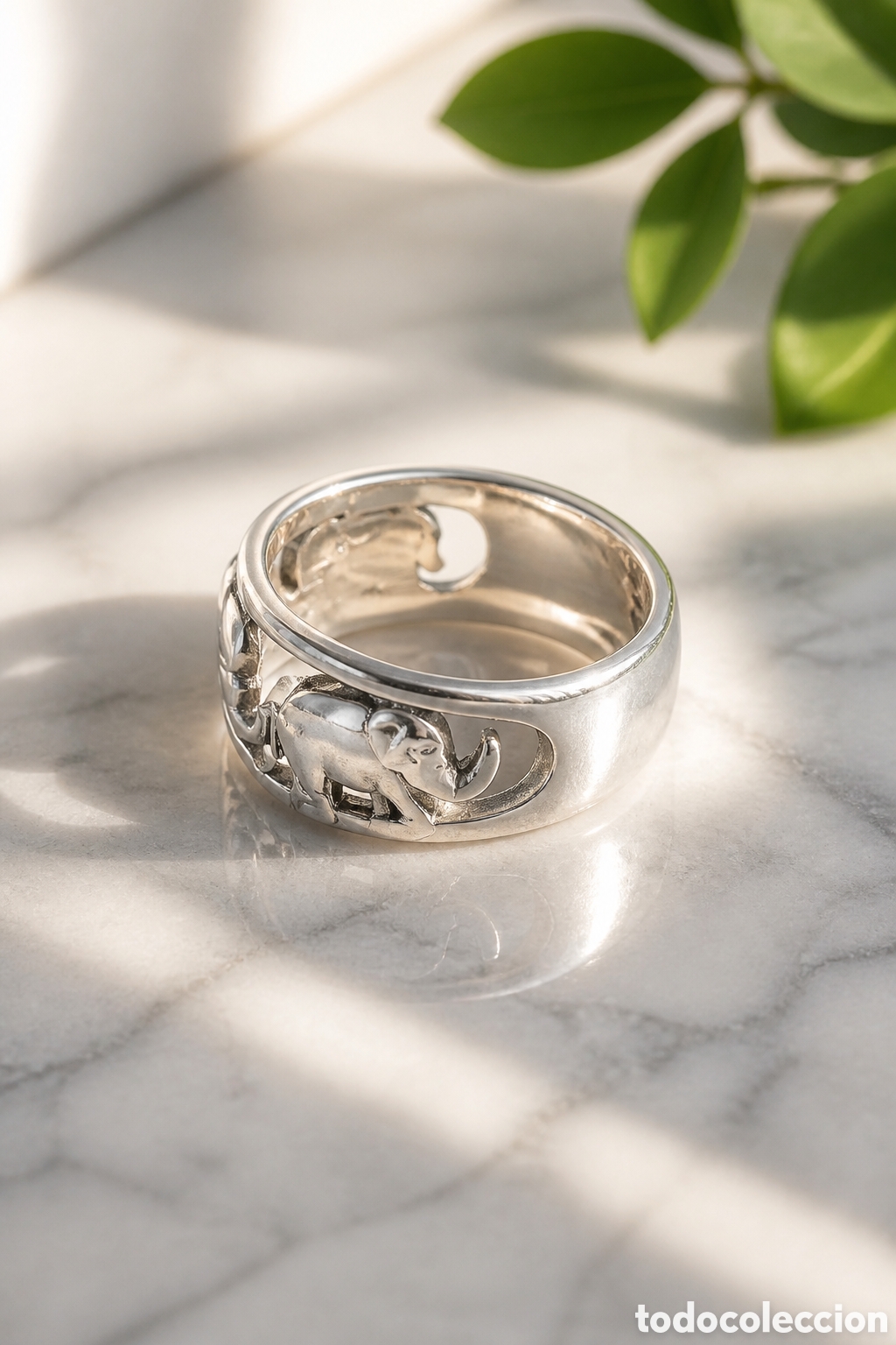Joyeria: Anillo de plata de ley 925 con un dise&ntilde;o calado de manada de elefantes, amuleto de buena suerte