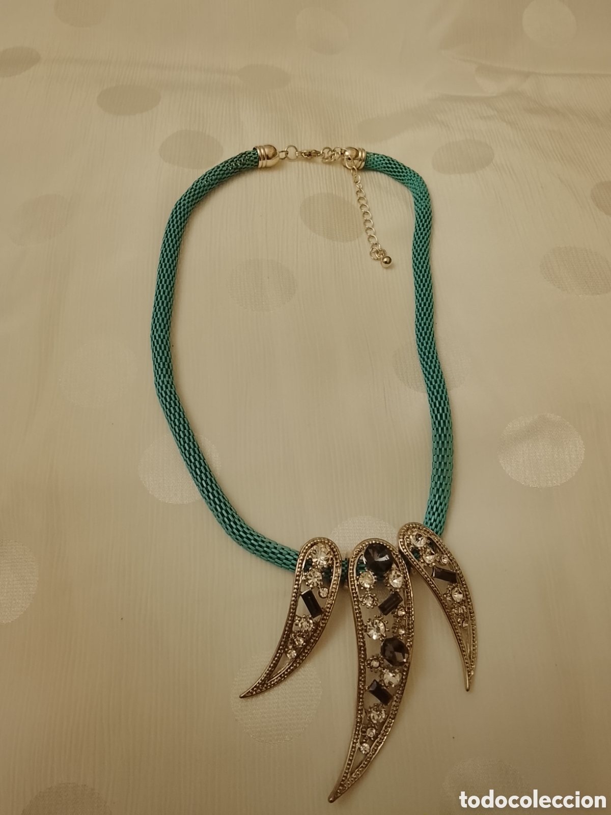 Joyeria: gargantilla tubular de malla metalizada ,con colgantes con pedrer&iacute;a .Leer descripci&oacute;n