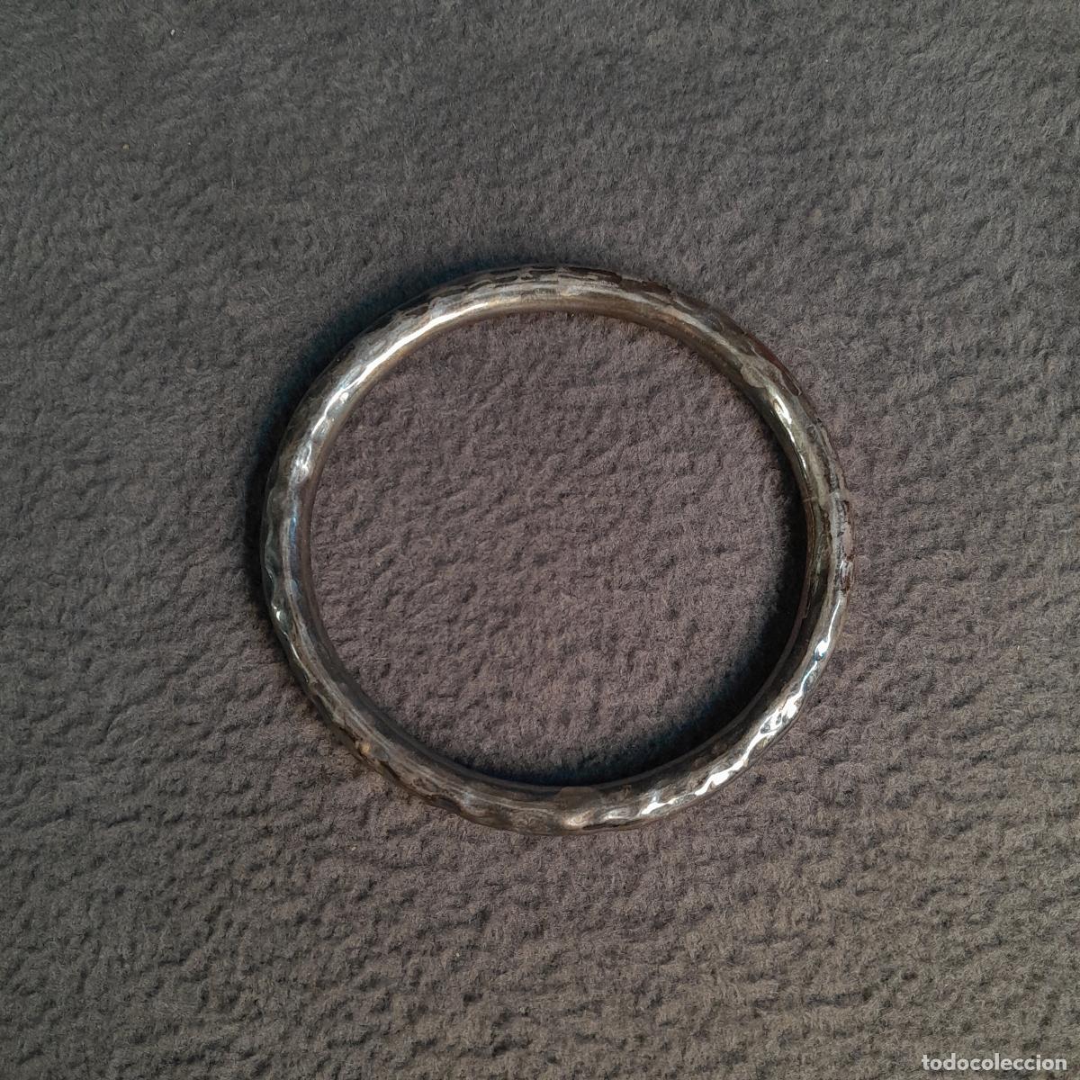 Jewelry: J-4514. PULSERA TIPO ESCLAVA R&Iacute;GIDA DE PLATA 925 CON ACABADO MARTILLADO DE M&Eacute;XICO. SIGLO XX.