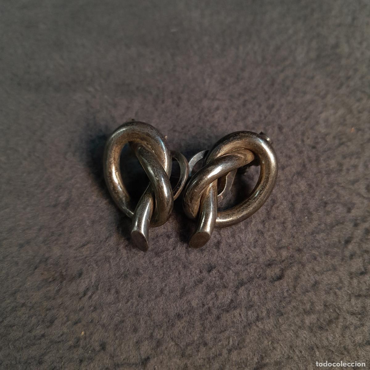 Joyeria: J-4526. PAREJA DE PENDIENTES DE CLIP EN PLATA DE LEY CON DISE&Ntilde;O DE NUDO. SIGLO XX