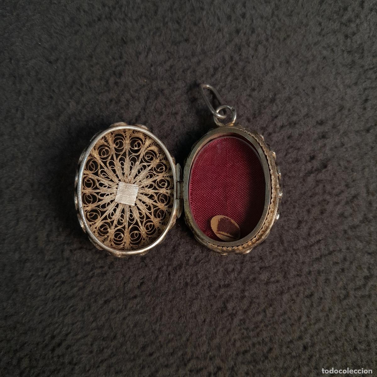 Jewelry: J-4531. COLGANTE PORTARRETRATOS OVAL. SIGLO XX