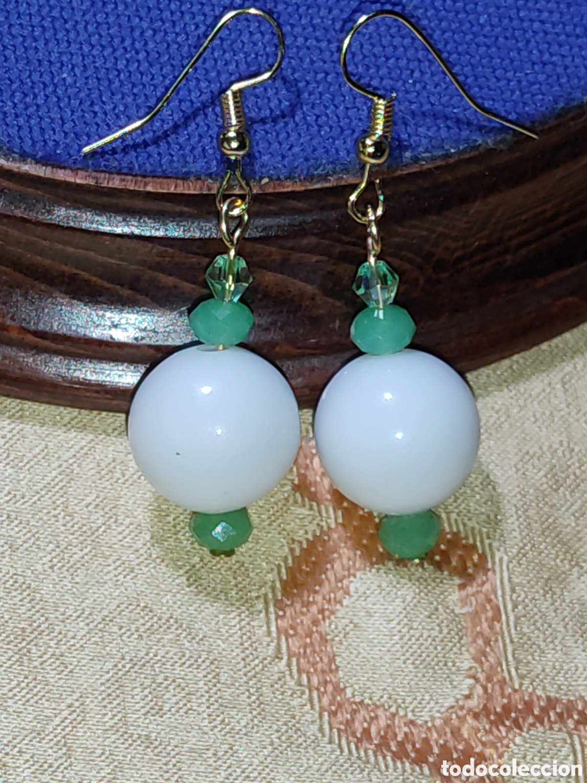 Joyeria: Pendientes cuenta blanca de baquelita o pasta y cristal verde facetado.Vintage.