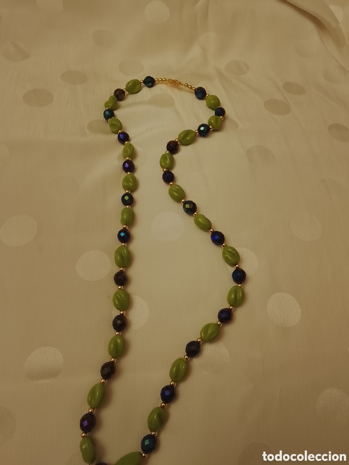 Joyeria: Collar de murano facetado en colores verdes y escarabeo irisado .Mide 74 cent