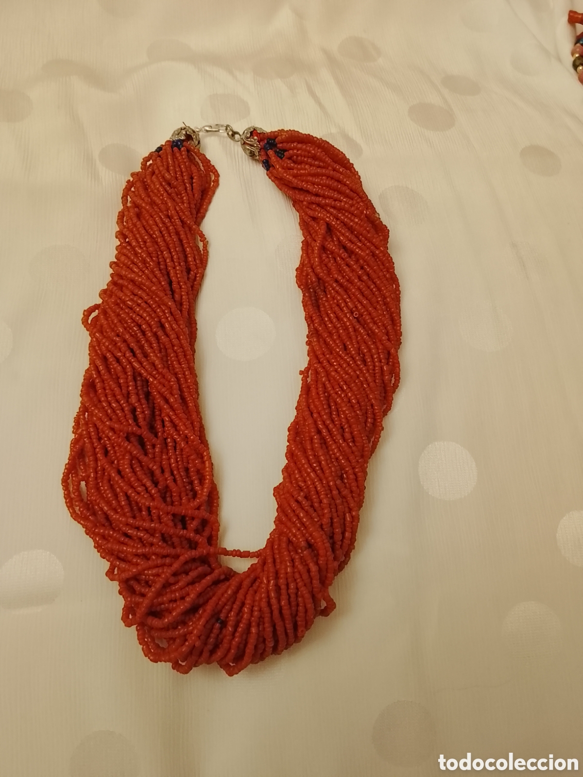 Joyeria: Precioso collar retorcido ,tiene 52 hilos de abalorios ,posible coral .Mide 90 cent&iacute;metros