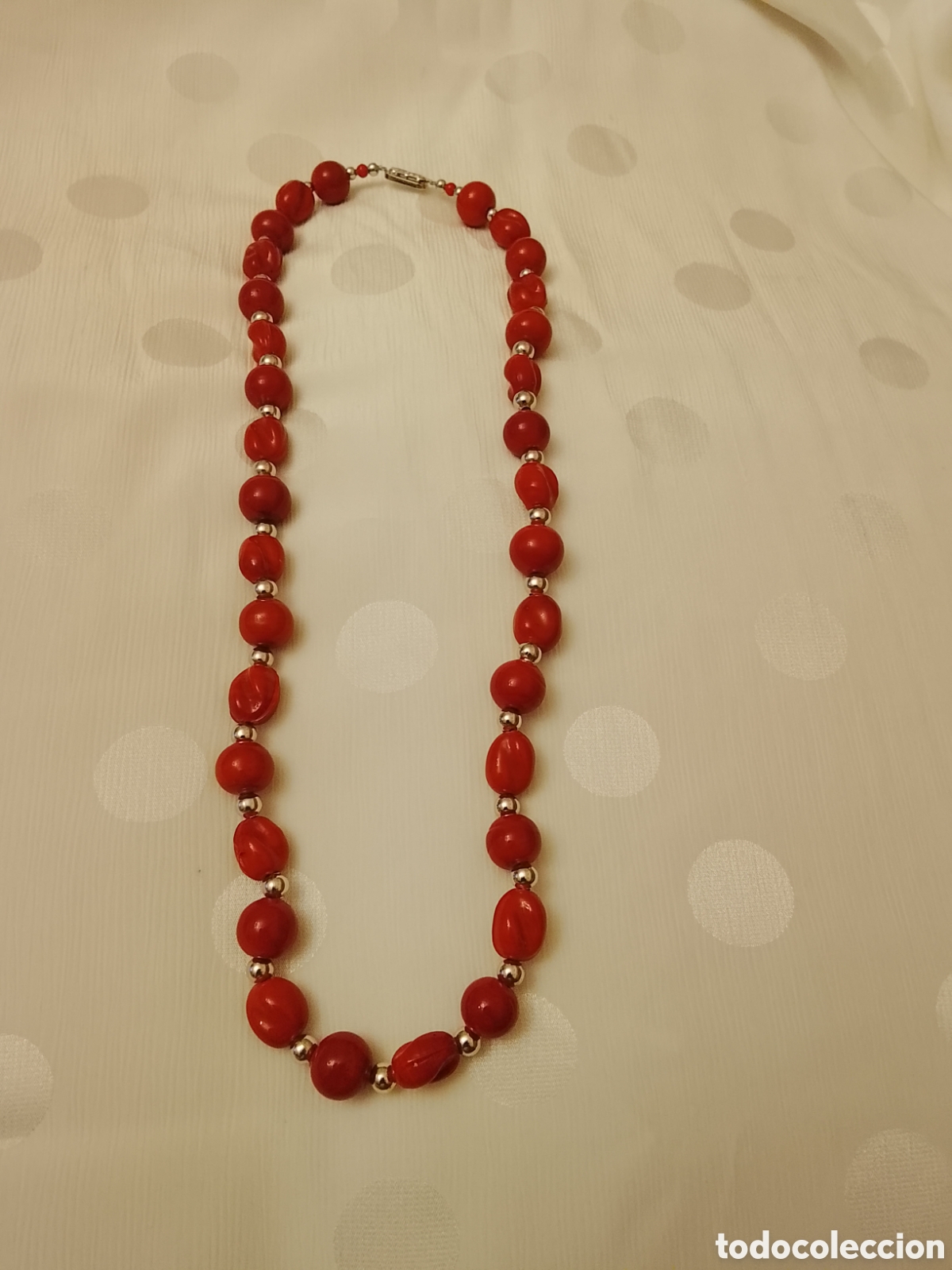 Joyeria: Collar de bolas rojas de cristal de murano .Mide 58 cent