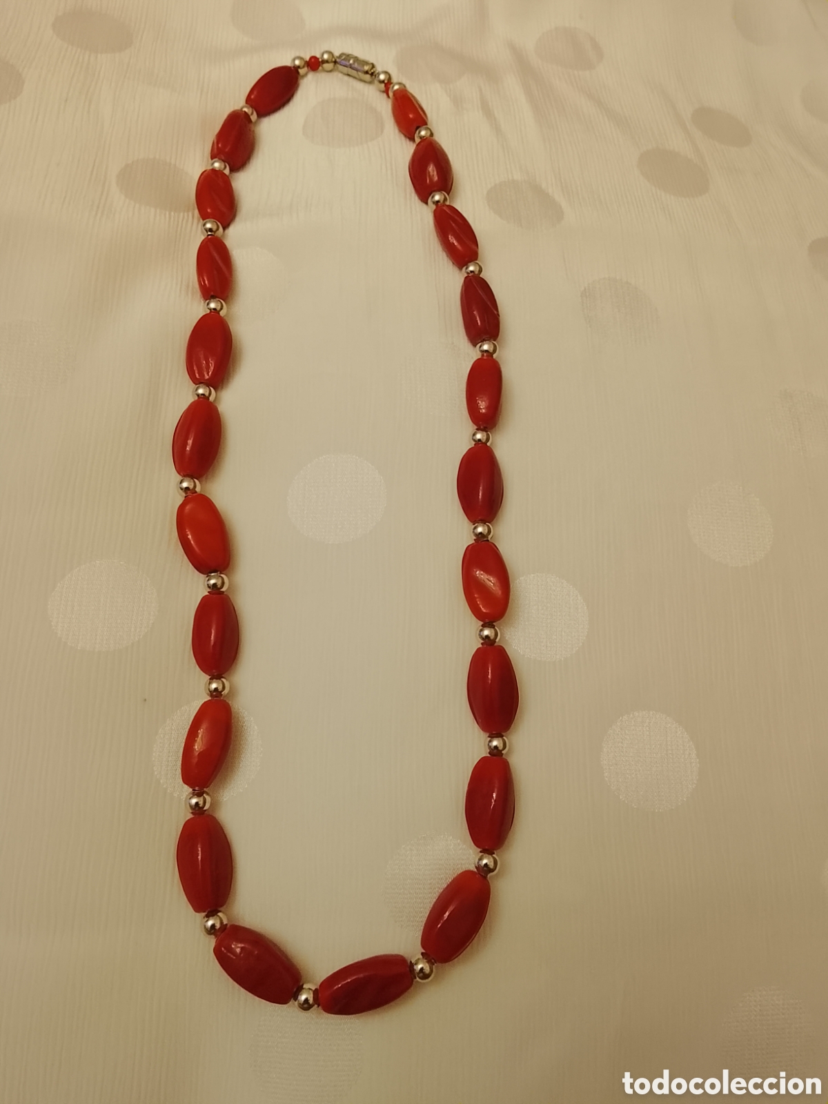 Joyeria: Collar de cuentas ovaladas en color rojo .Es de cristal de murano ,y mide 59 cent&iacute;metros.