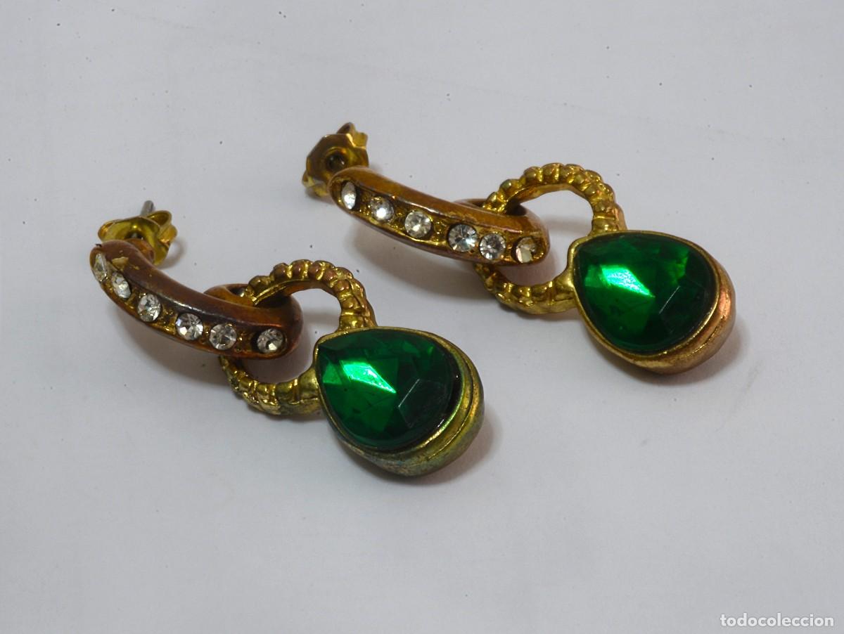 Joyeria: Pendientes de bisuter&iacute;a vintage, dise&ntilde;o dorado con gema verde y brillantes