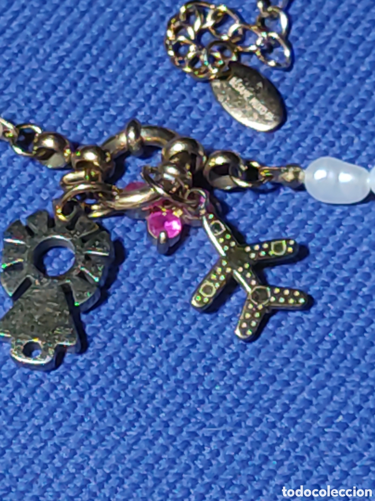 Joyeria: Pulsera de perlas de r&iacute;o cultivadas con colgantes Virgen del Pilar,avi&oacute;n y cruz