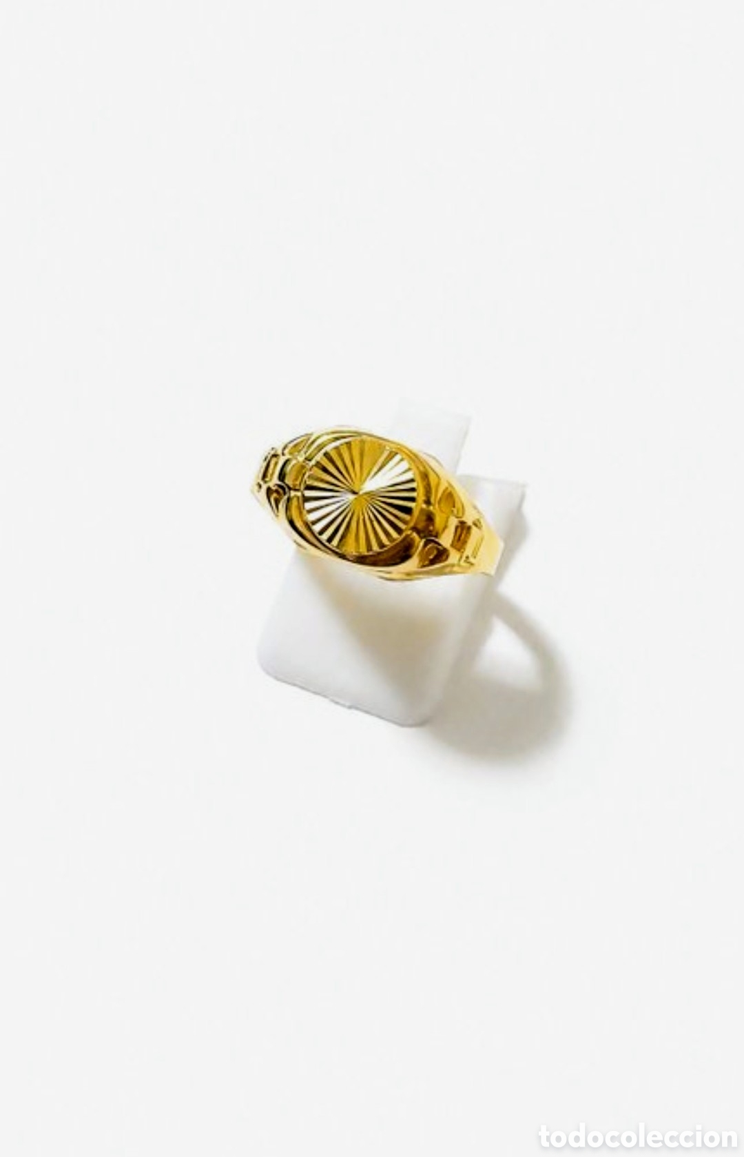 Joyeria: Elegante anillo de oro con dise&ntilde;o llamativo en la parte superior