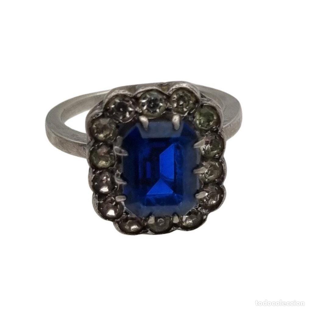 Gioielleria: Anillo Pompadour de plata con strass azul y blanco, estilo Princesa Diana. Francia, circa 1950
