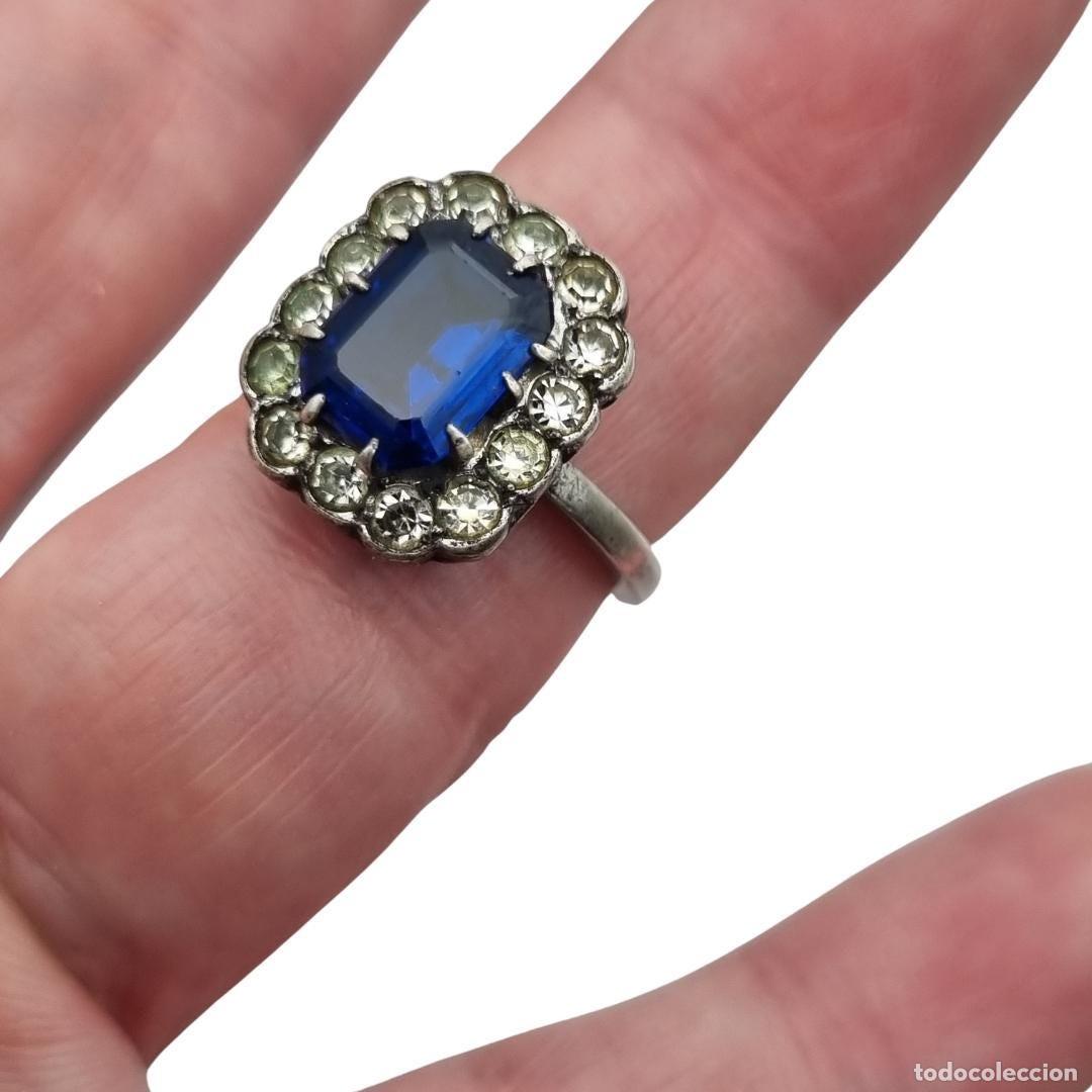 Joaillerie: Anillo Pompadour de plata con strass azul y blanco, estilo Princesa Diana. Francia, circa 1950