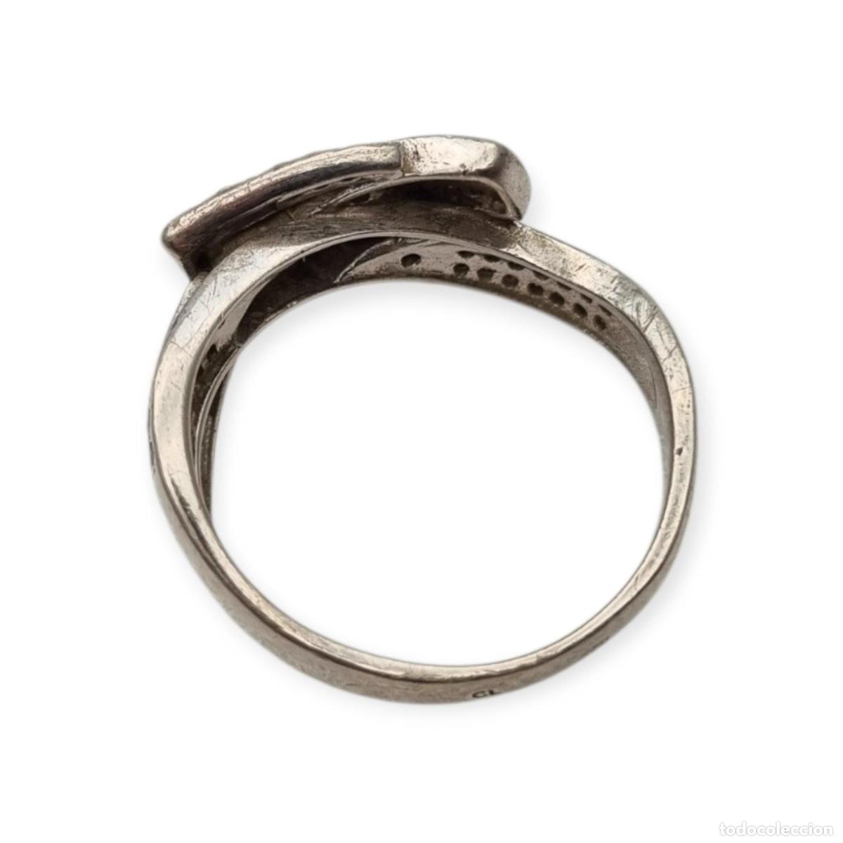 Joaillerie: Anillo Vintage hebilla de plata de ley 925 con pav&eacute; de piedras estilo contempor&aacute;neo, siglo XX