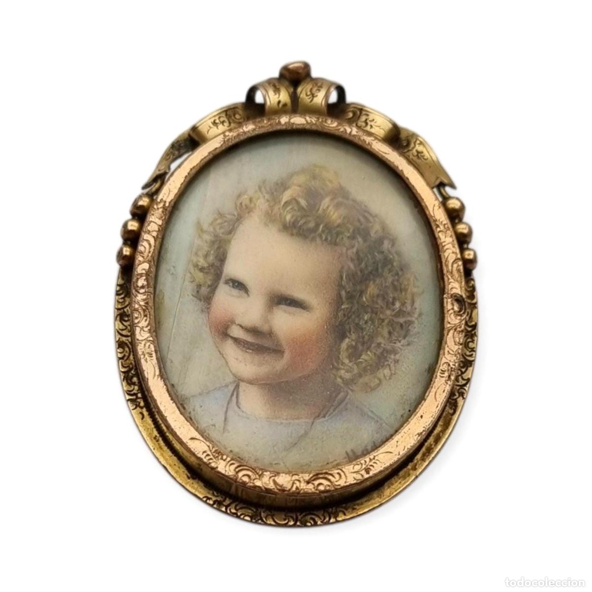 Gioielleria: Broche portarretrato Belle &Eacute;poque de metal dorado con miniatura de retrato infantil estilo Luis XV,