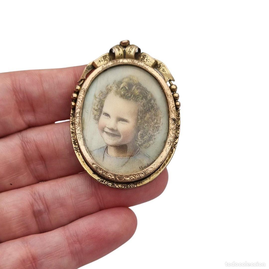 Joyeria: Broche portarretrato Belle &Eacute;poque de metal dorado con miniatura de retrato infantil estilo Luis XV,