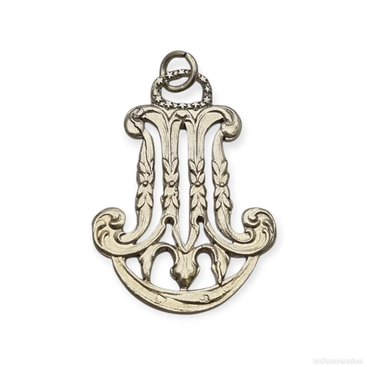 Joyeria: Colgante mariano monograma M en plata calada Art Nouveau, joya religiosa, circa 1900&ndash;1925