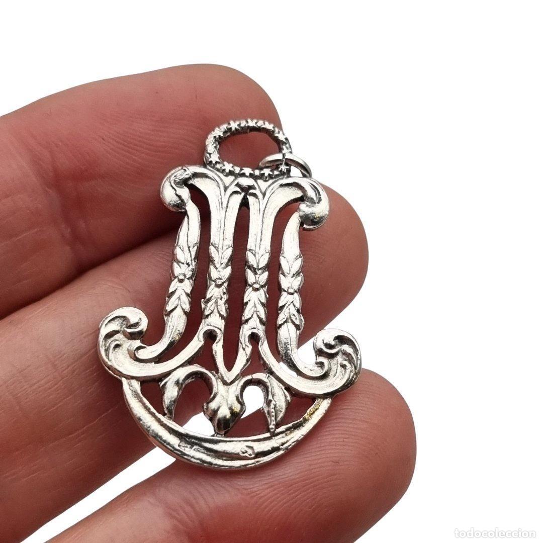 Joyeria: Colgante mariano monograma M en plata calada Art Nouveau, joya religiosa, circa 1900&ndash;1925
