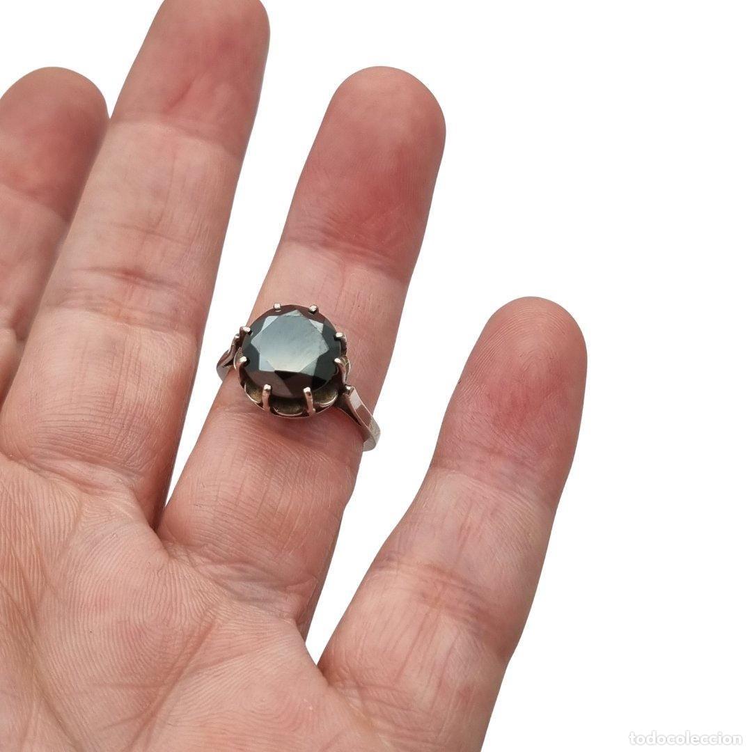 Joaillerie: Anillo de plata con hematita facetada estilo c&oacute;ctel vintage, circa 1980&ndash;2000
