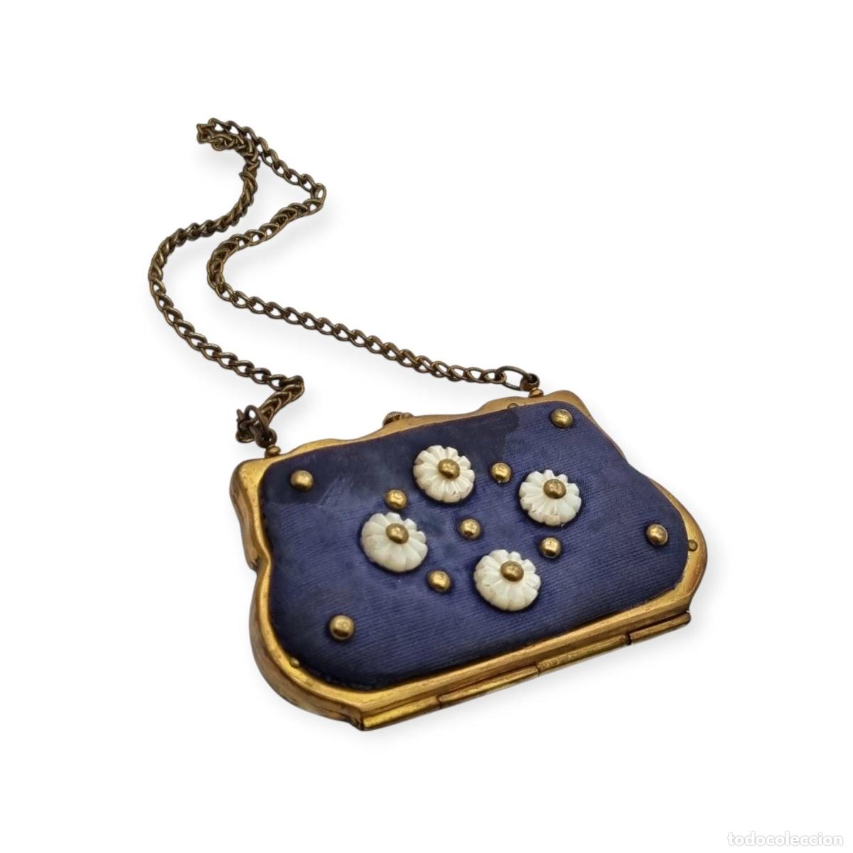 Joyeria: Monedero franc&eacute;s Art D&eacute;co con flores de n&aacute;car sobre tela azul, circa 1925-1935