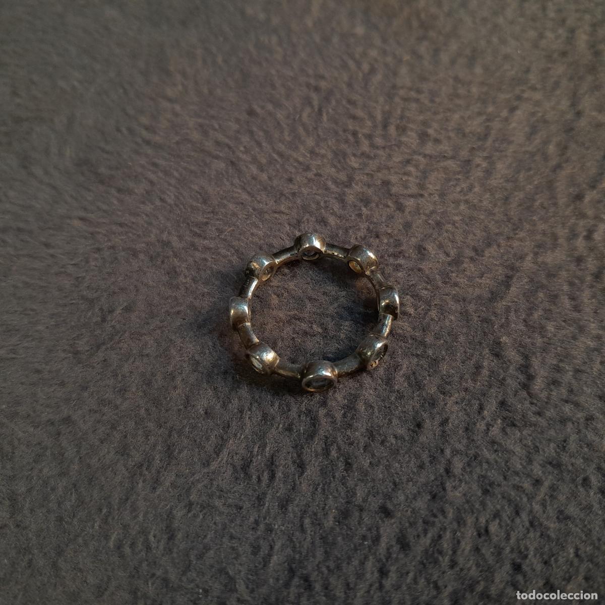 Joyeria: J-4536.ANILLO DE PLATA CON CHATONES CIRCULARES CON PIEDRAS TRANSL&Uacute;CIDAD.MEDIADOS S.XX