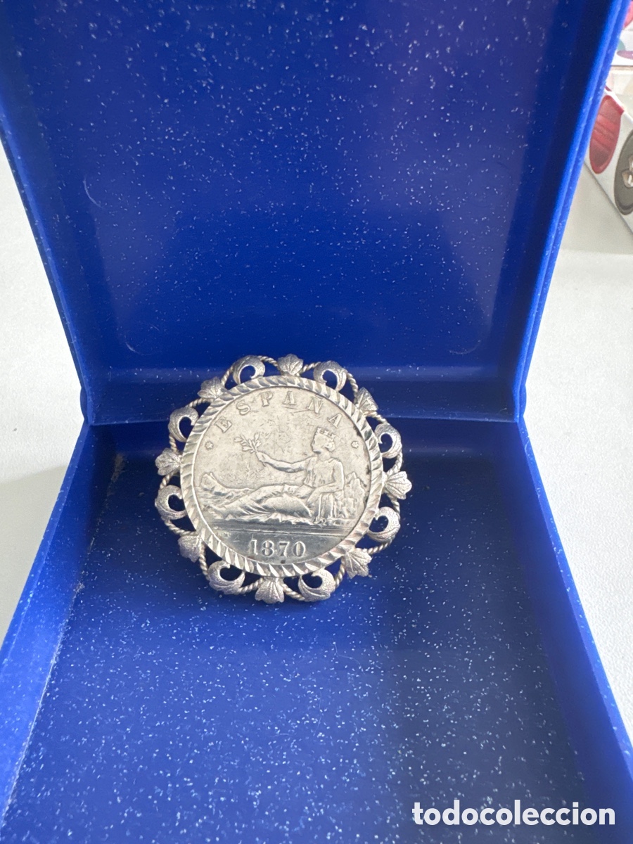 Joyeria: Broche con incrustaci&oacute;n de moneda de 1970