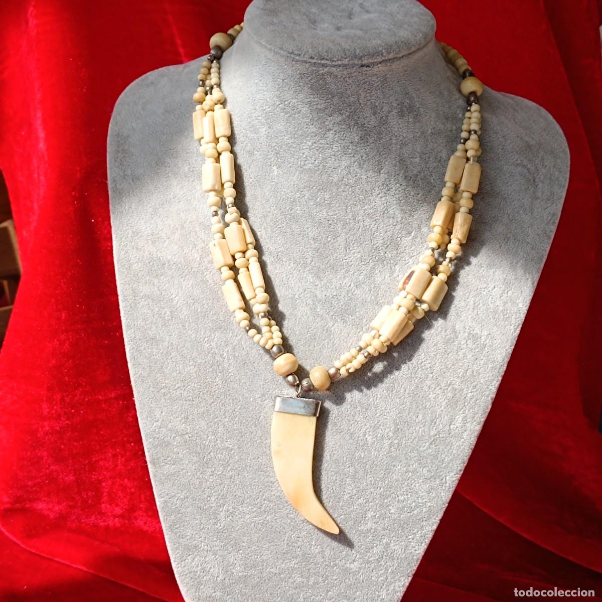 Joyeria: Collar vintage de hueso 3 hebras, colgante colmillo, aprox. 50 cm