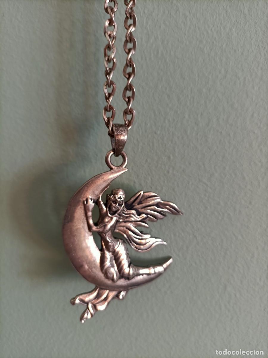 Joyeria: COLGANTE CHAPADO EN PLATA DE LEY. MUJER SOBRE LA LUNA. 50 CM DE LARGO. NUEVO SIN USAR.