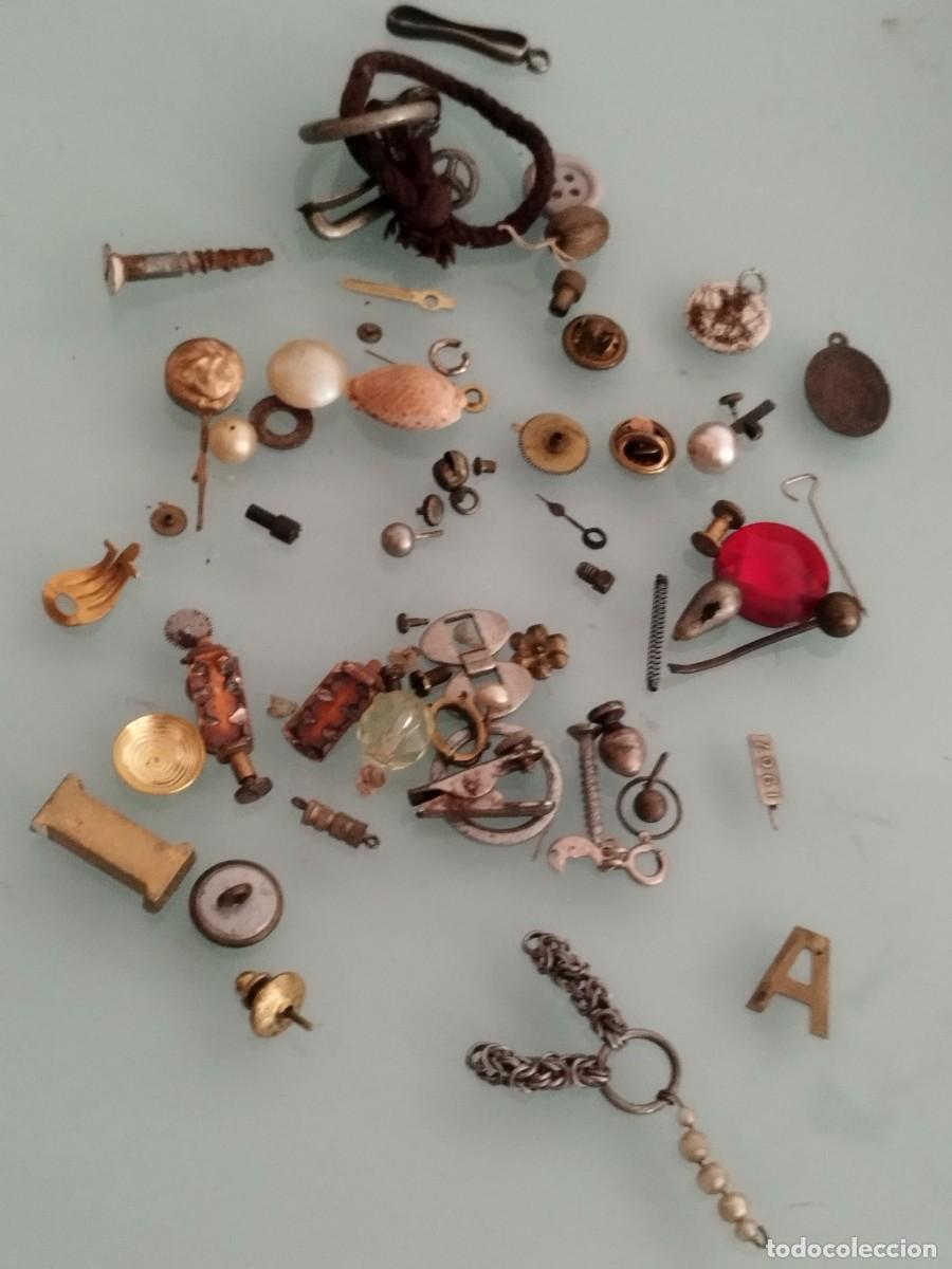 Joyeria: Lote de fondo de caj&oacute;n, adornos, cuentas, botones. Lo que se ve en las fotos.