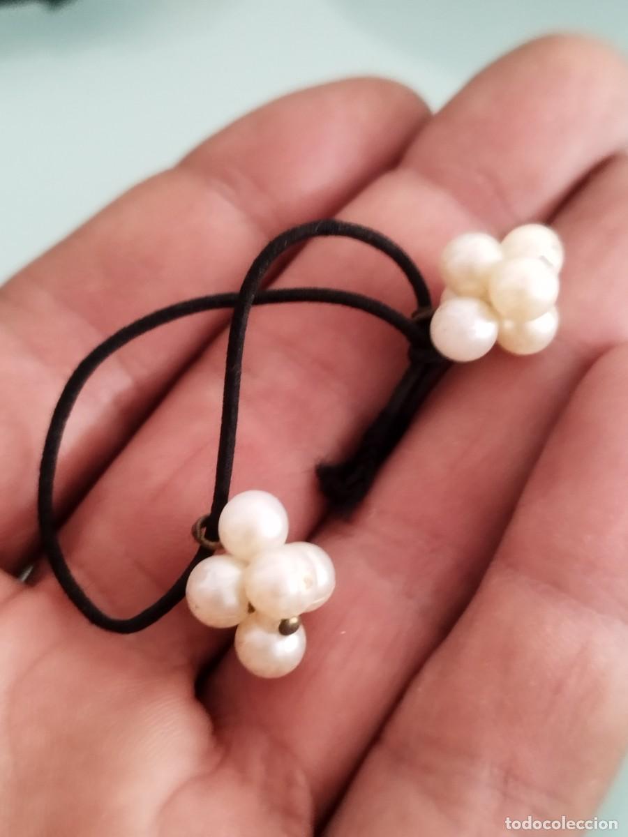 Joyeria: Antigua goma de pelo, coletero con cuentas blancas. Goma antigua.