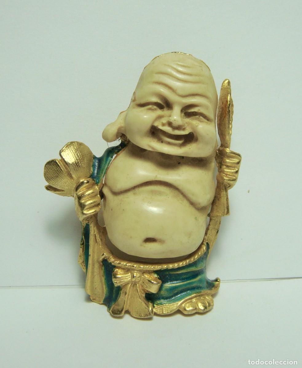Joyeria: Broche japon&eacute;s Hotei (Budai) &middot; Resina y metal dorado &middot; ca. 1960-1980