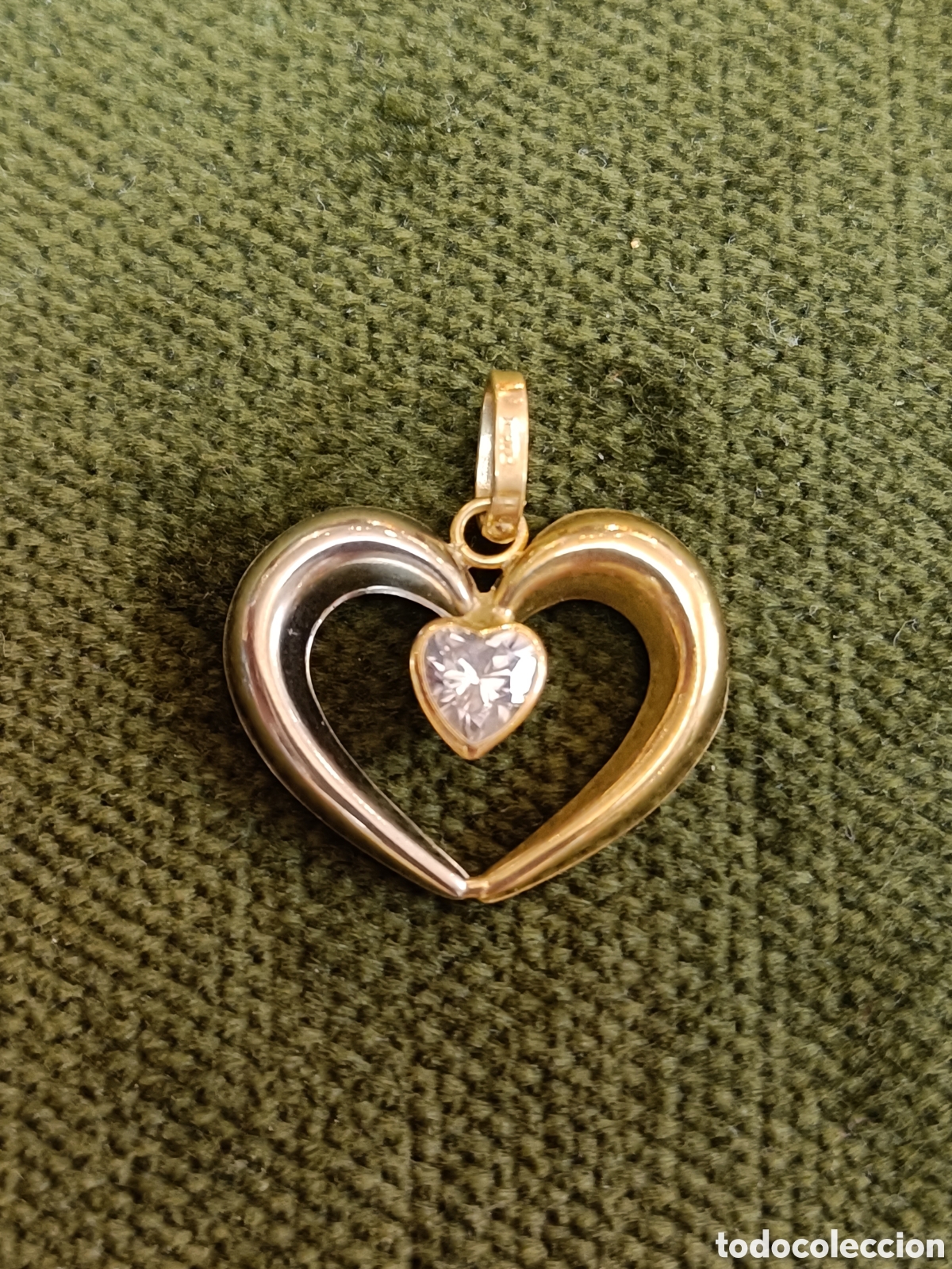 Joyeria: ELEGANTE COLGANTE EN FORMA DE CORAZ&Oacute;N ELABORADO EN ORO 18K Y PEDRER&Iacute;A