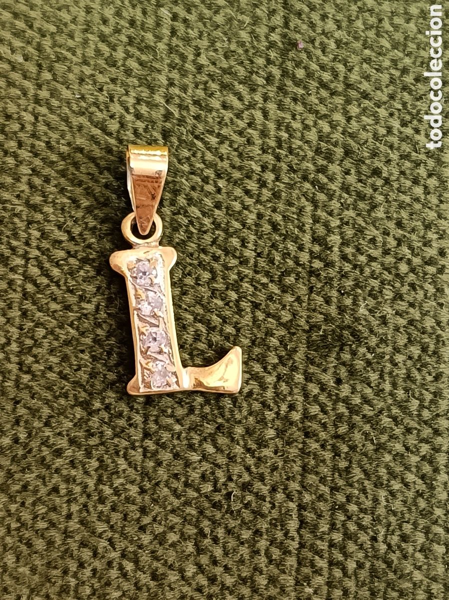 Joyeria: ELEGANTE COLGANTE EN LETRA L, ELABORADO EN ORO 18K Y PEDRER&Iacute;A