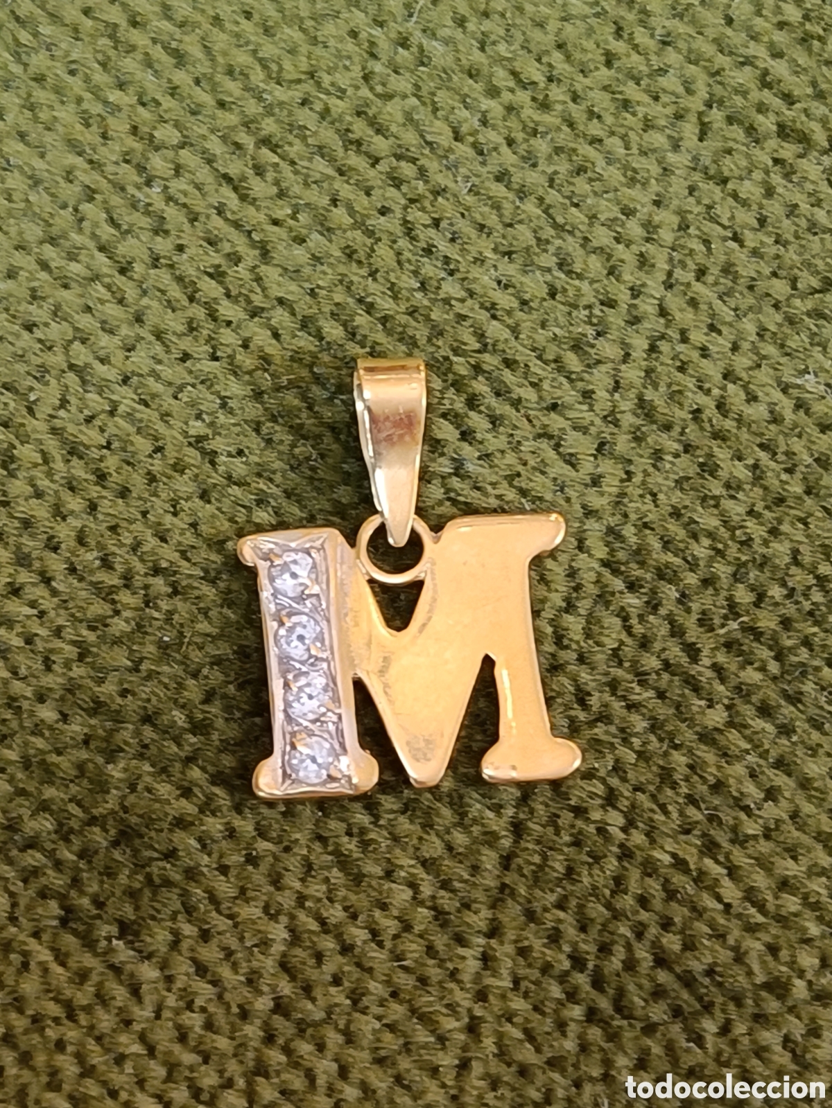Joyeria: ELEGANTE COLGANTE EN LETRA M, ELABORADO EN ORO 18K Y PEDRER&Iacute;A