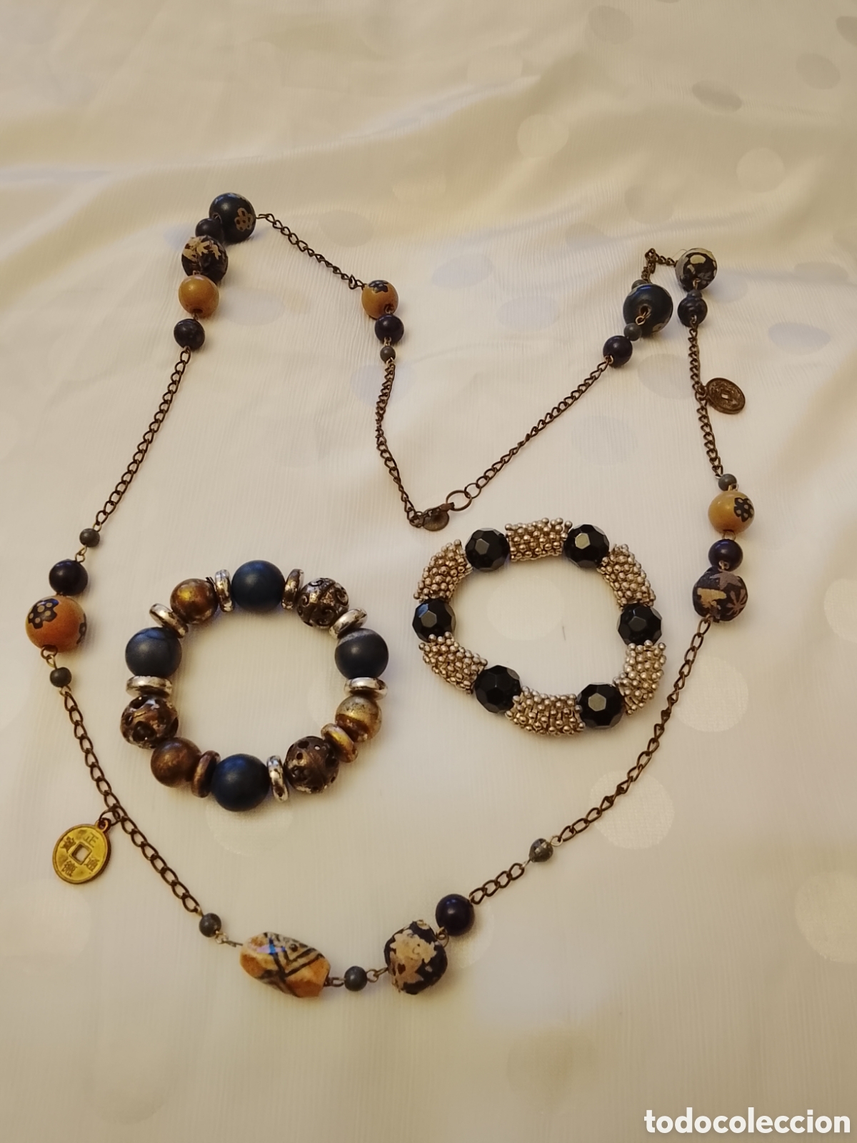 Joyeria: Collar de cadenas y bolas decoradas .Dos pulseras de porcelana ,cristal facetado y filigramet&aacute;licas