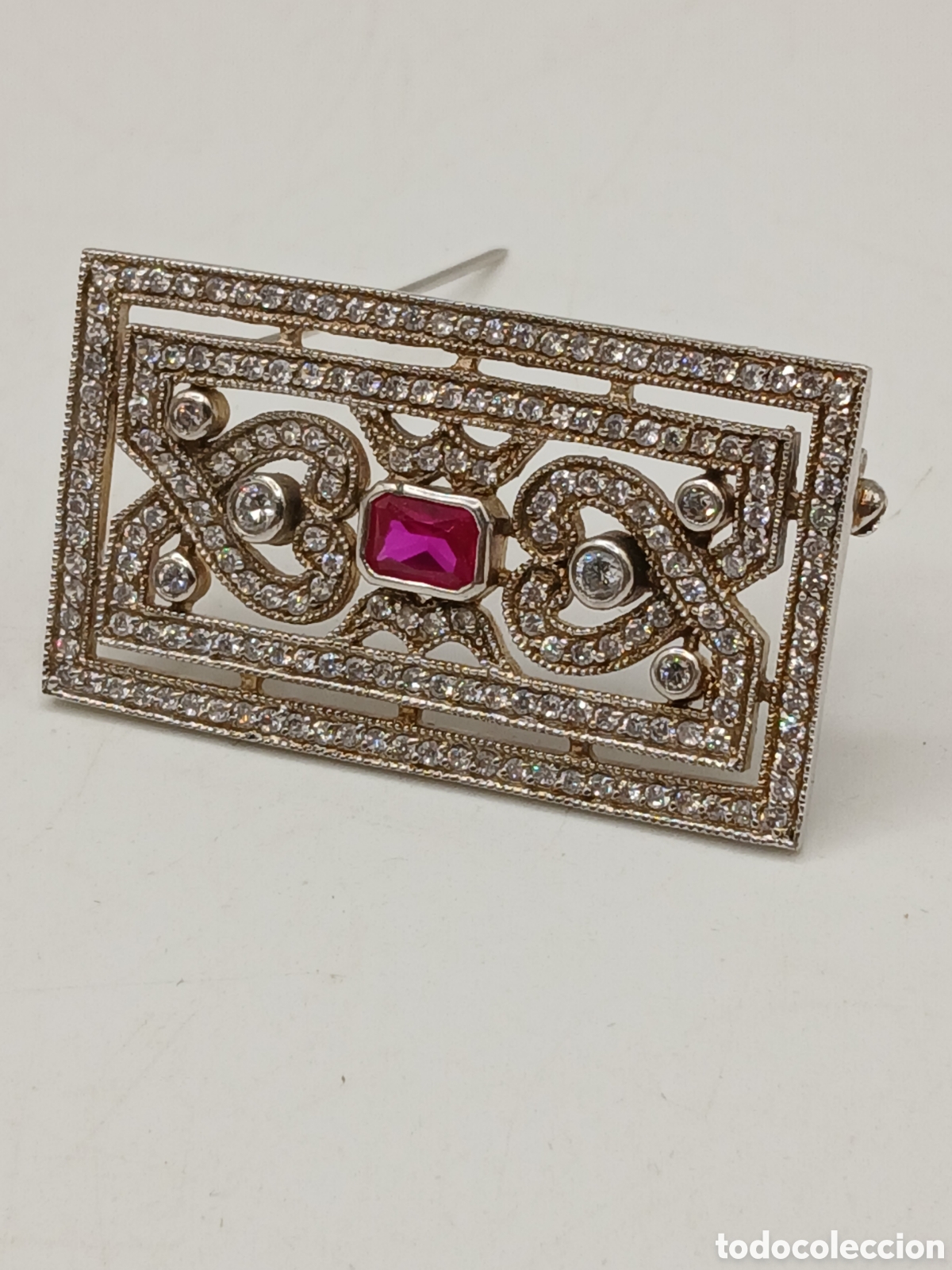 Joyeria: Broche Art Deco metal acabado oro blanco, rub&iacute; y cuarzo blanco. Firmado