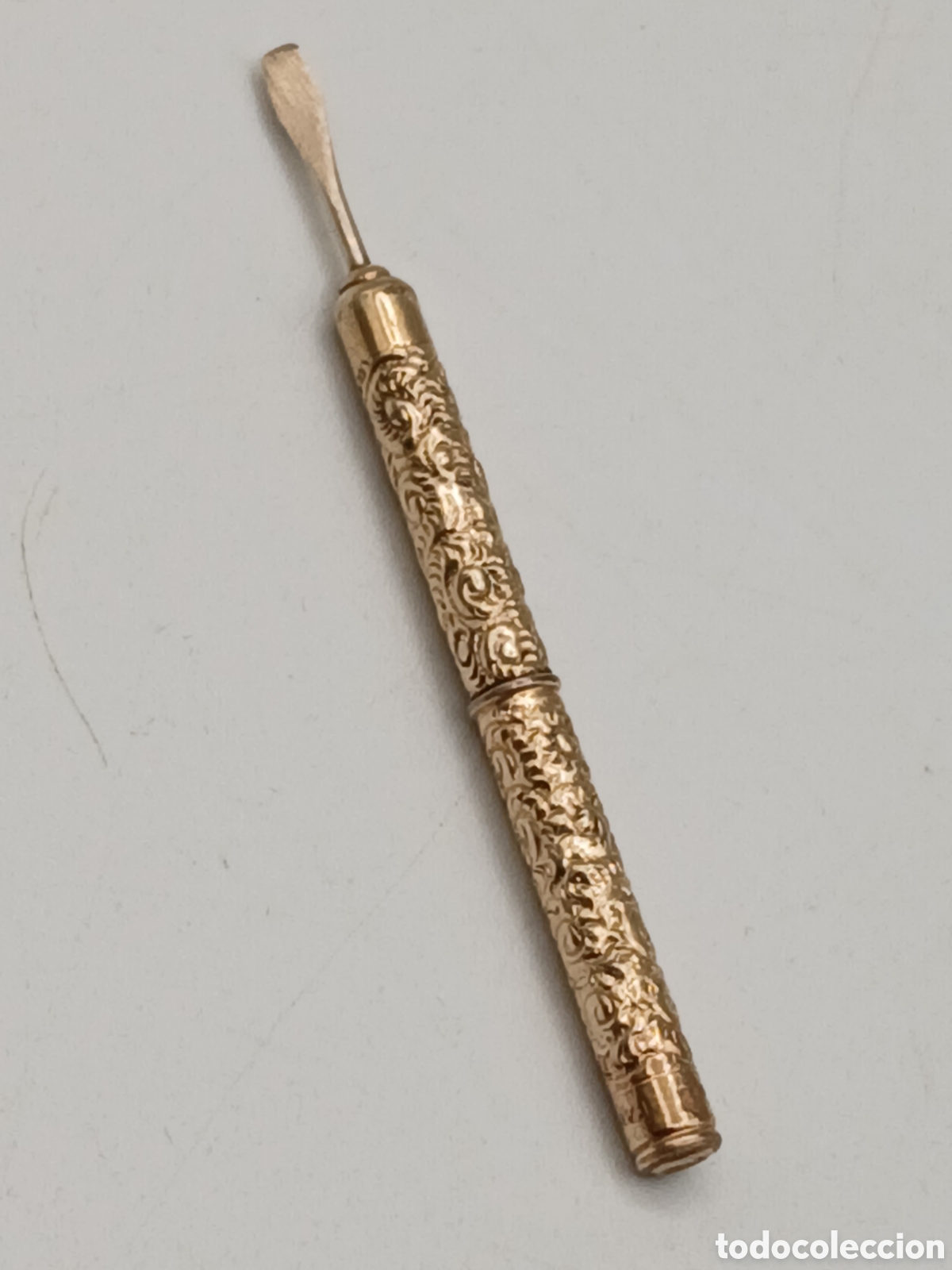 Joyeria: Antigua herramienta de costura victoriana, descosedor. Lat&oacute;n chapado oro, siglo XIX