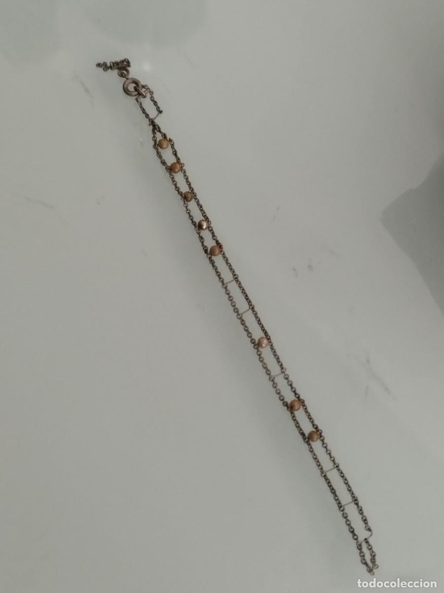 Joyeria: de doble cadena con peque&ntilde;as cuentas esf&eacute;ricas, estilo vintage o rosario. A restaurar.