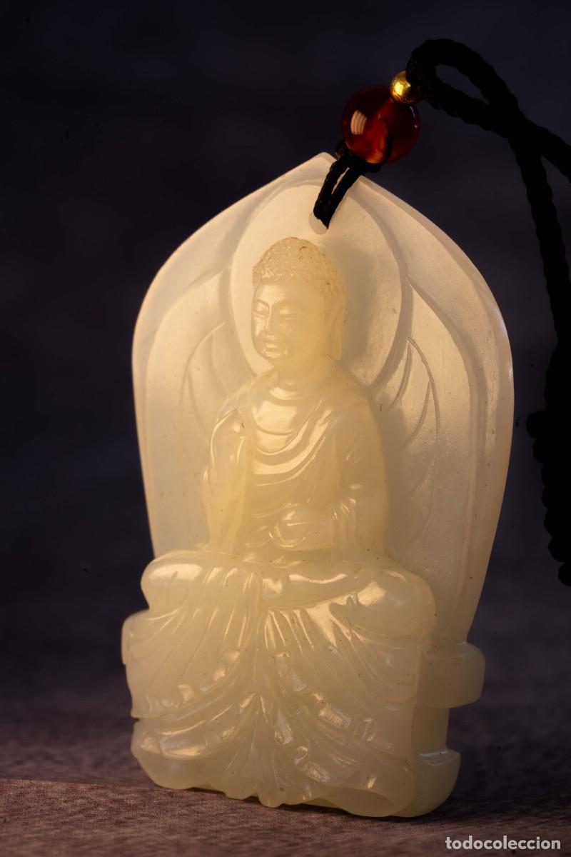 Joyeria: Colgante de jade blanco: Buda Shakyamuni, dinast&iacute;a Qing, China (ca. ss. XVII&ndash;XVIII)
