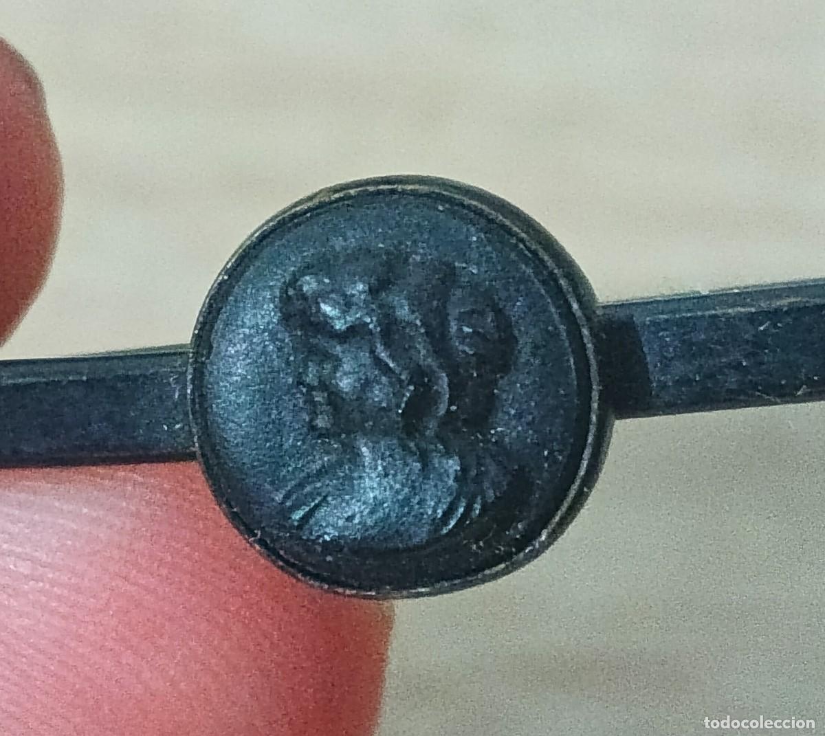 Joyeria: Pasador. Broche antiguo. Relieve en pasta