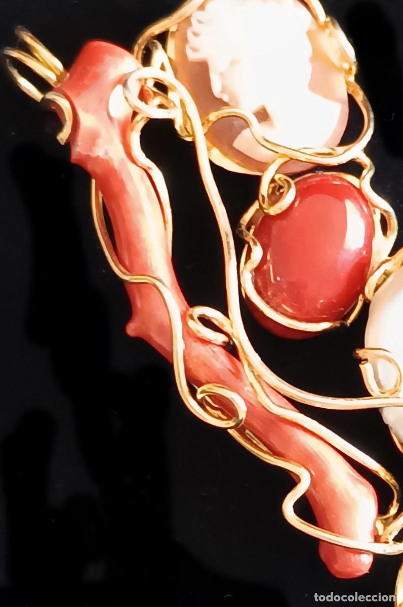 Joyeria: EXCLUSIVO COLGANTE DE 7,1 CM CON GRAN CORAL NATURAL, CONCHA CAMAFEO Y PIEDRAS PRECIOSAS