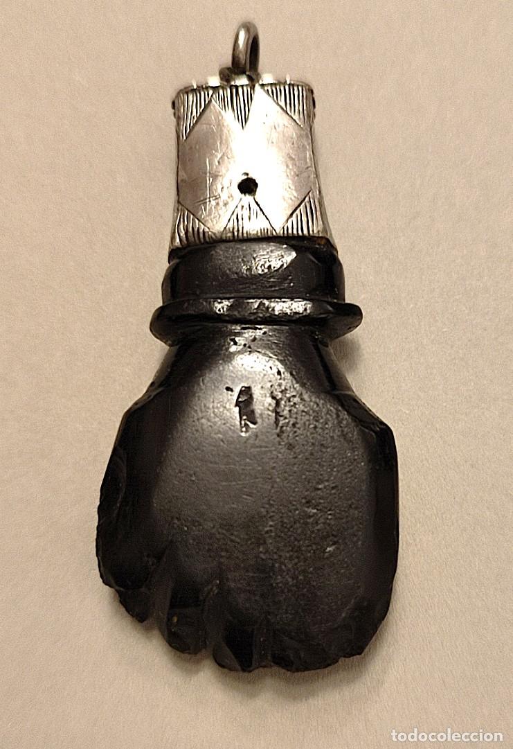Joyeria: Higa de azabache y plata. Galicia. Siglo XVIII. Antiguo amuleto contra el mal de ojo.