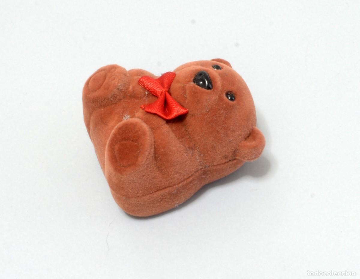 Joyeria: MINIESTUCHE TNFEEON EN FORMA DE OSITO DE PELUCHE CON TEXTURA DE TERCIOPELO PARA ANILLO