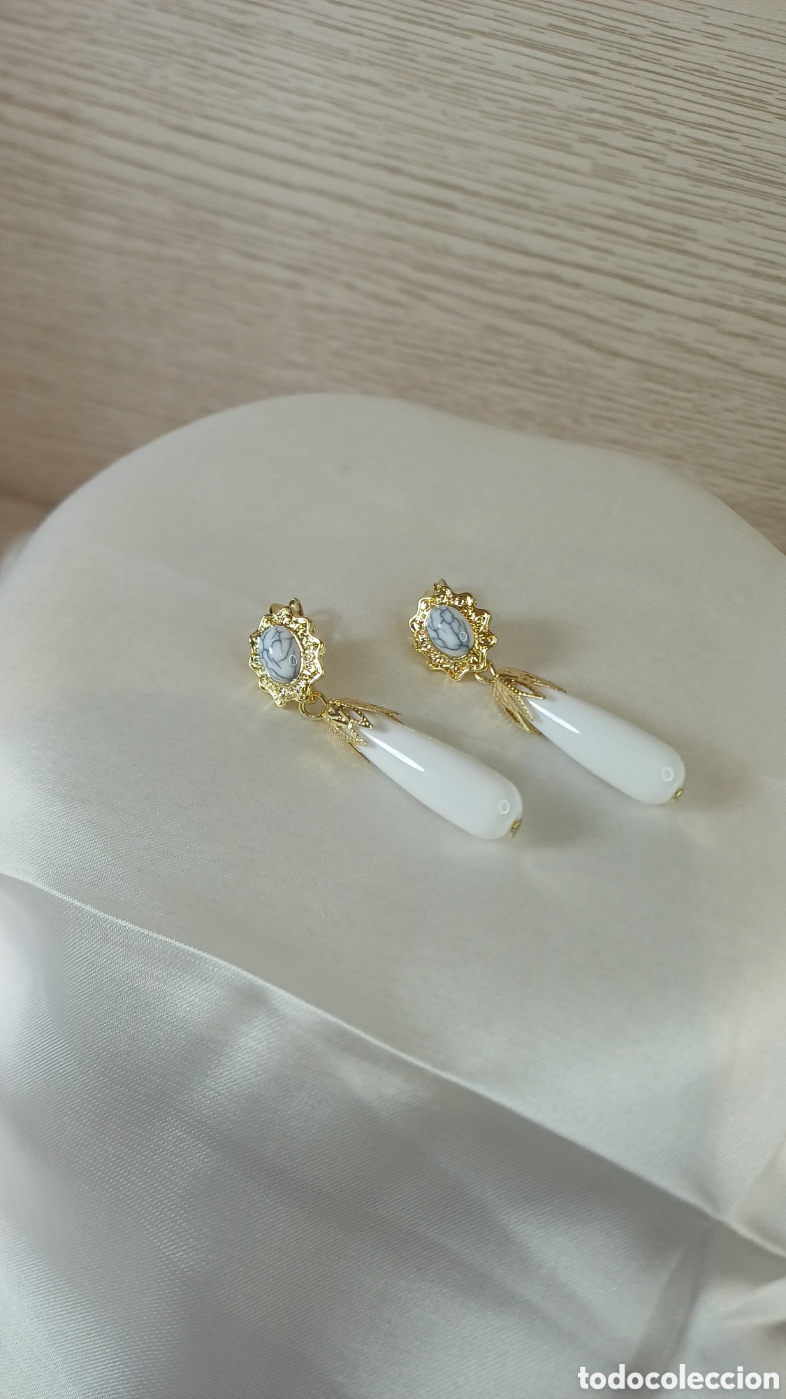 Joyeria: PENDIENTES PRECIOSOS CORALES BLANCOS Y CHAPADO ORO 18 K