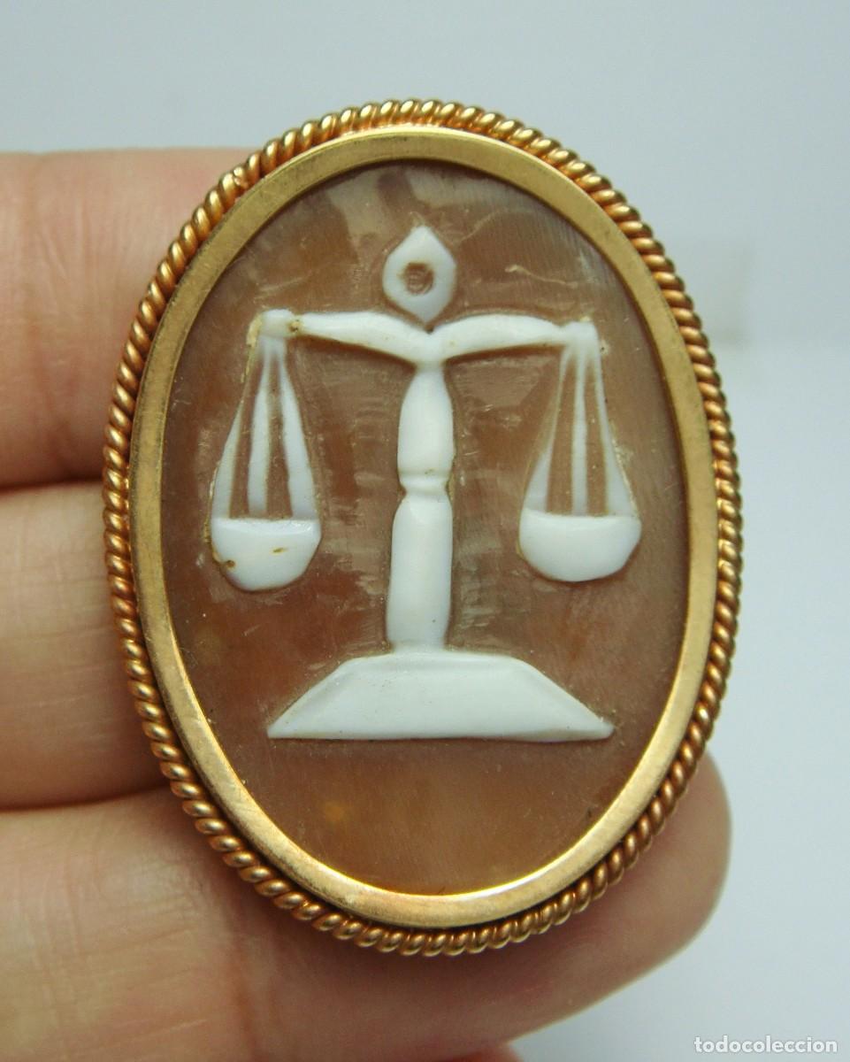 Joyeria: Broche con Insignia de Farmacia &middot; Oro de 18 k &middot; Balanza &middot; ca. 1900&ndash;1950