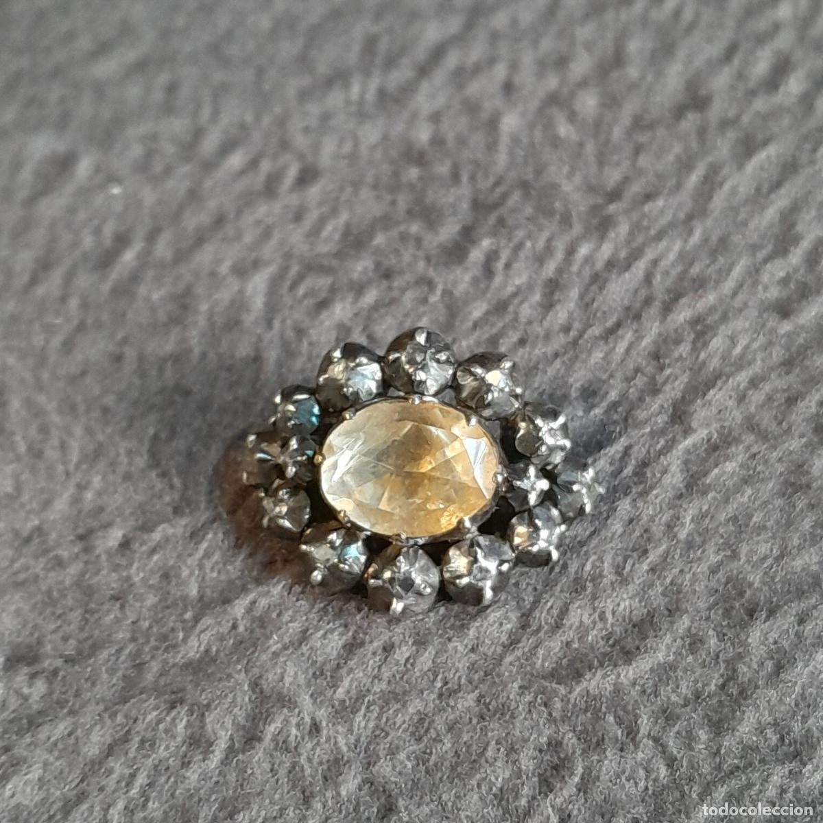 Joyeria: J-4542. FRAGMENTO DE ANILLO TIPO MARGARITA CON GEMA CENTRAL (FALTA EL ARO) EN PLATA. SIGLO XIX