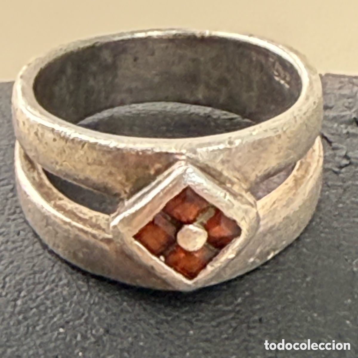 Joyeria: Anillo de plata punzonada 925 con engaste de 4 piedras granates