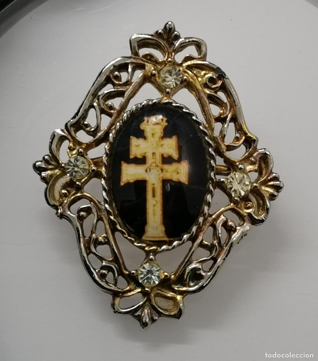 Joyeria: BROCHE DE METAL - CRUZ DE CARAVACA - (CON PIERDAS INCRUSTADAS).