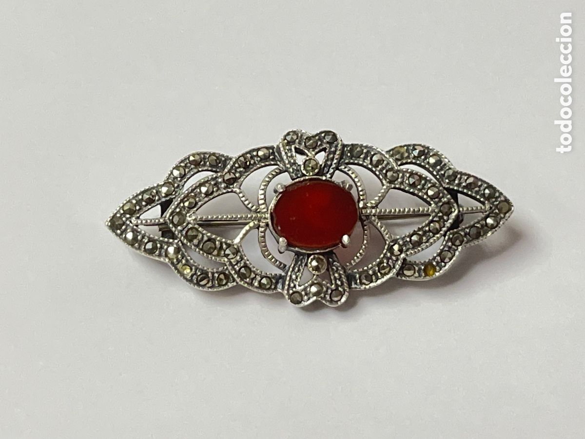 Joyeria: Broche Art Deco de plata con marquesitas y &aacute;gata roja / B233